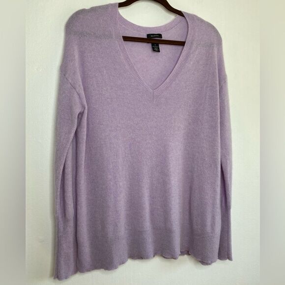 Halogen 100% Cashmere Lilac Relaxed fit V neck Sweater
Size Medium - Picture 5 of 12